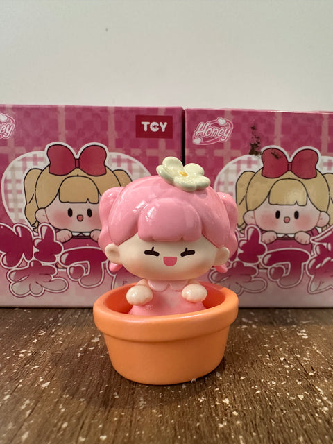 HiToy Honey Cutie Girls In Baskets Miniature Series