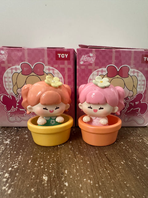 HiToy Honey Cutie Girls In Baskets Miniature Series